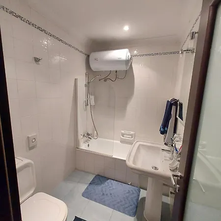 Two Bedroom Whole Close To The Sea דירה *