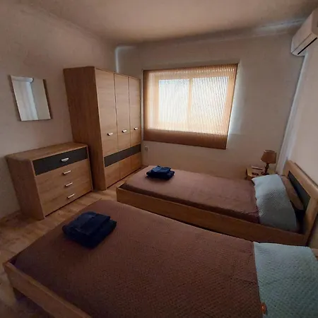 Two Bedroom Whole Close To The Sea