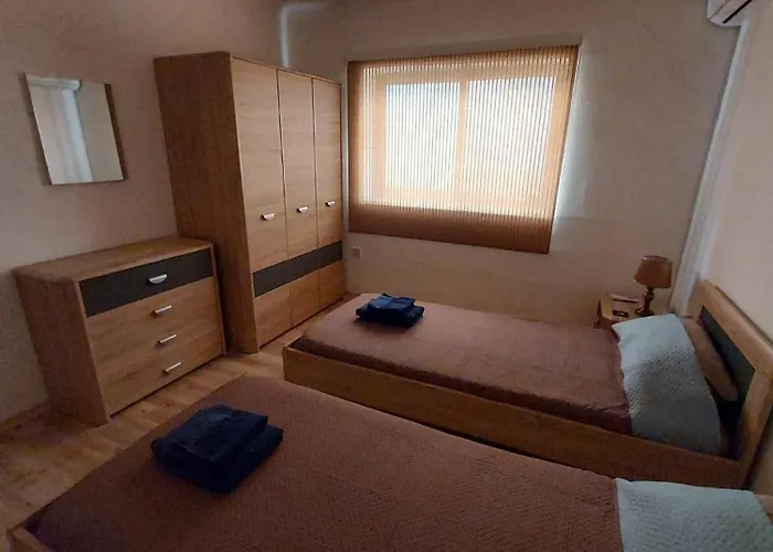 Two Bedroom Whole Close To The Sea